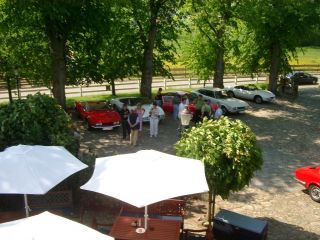 Foto Parkplatz, Tische, Sonnenschirme