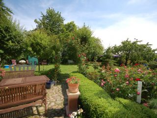 Foto Gartenbereich, Tisch, Rosen, Rasen
